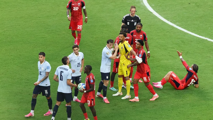 Jogo entre Uruguai e Cabo Verde esquentou no fim do primeiro tempo Foto: Molly Darlington/Getty Images
