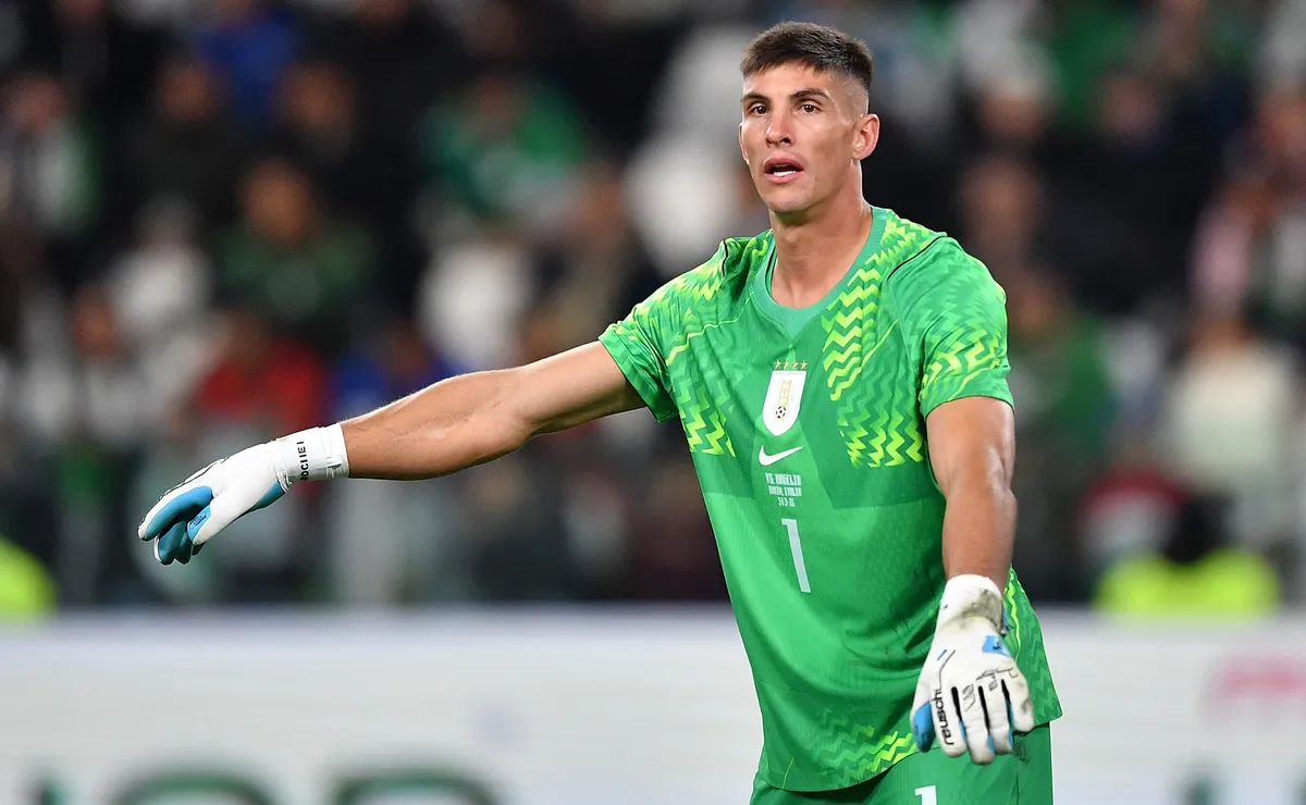 Falha de Muslera reacende debate e torcedores pedem Rochet como titular do Uruguai na Copa do Mundo