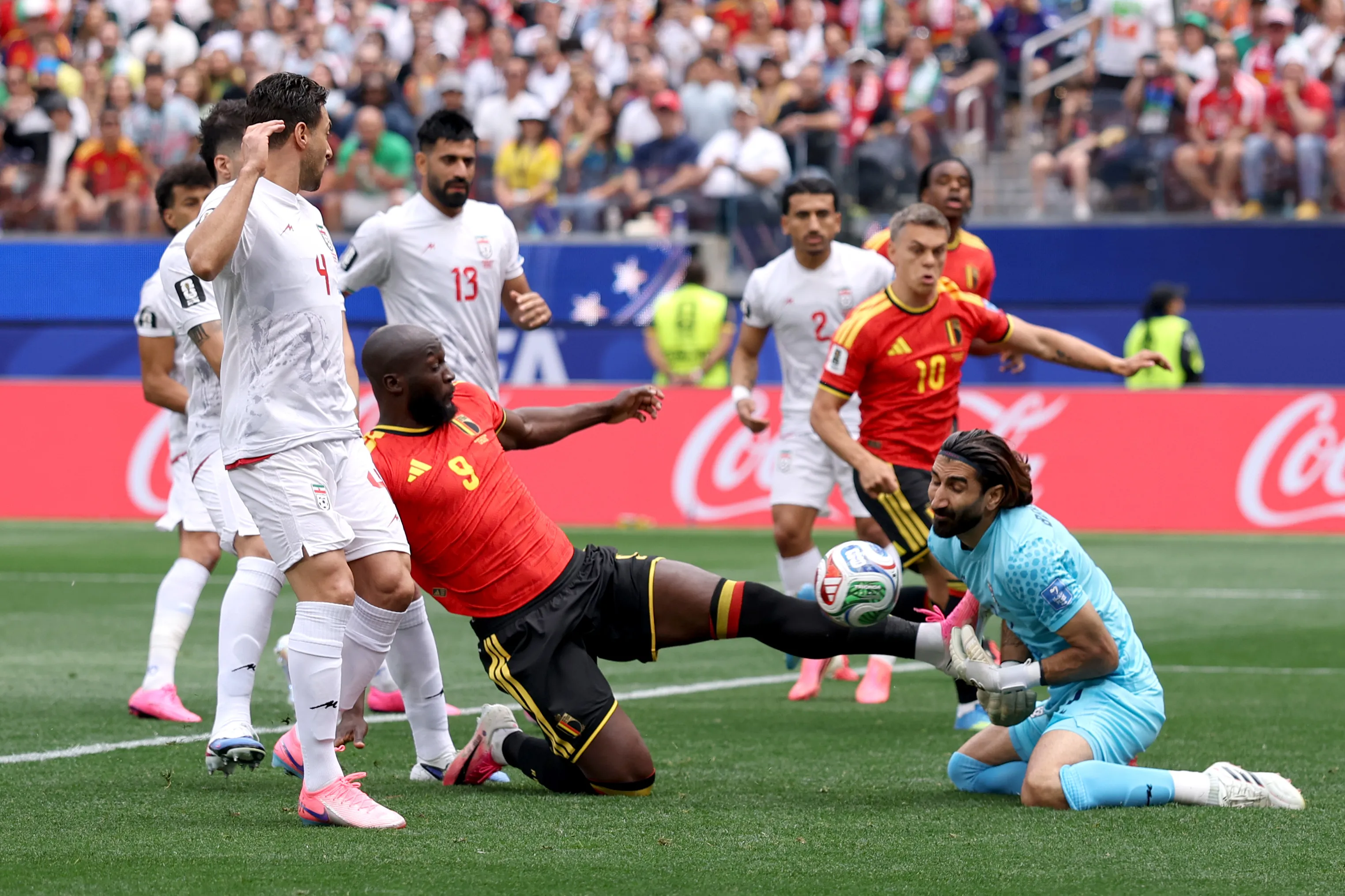 Goleiro Alireza Beiranvand segura a Bélgica. Foto: Richard Heathcote/Getty Images)