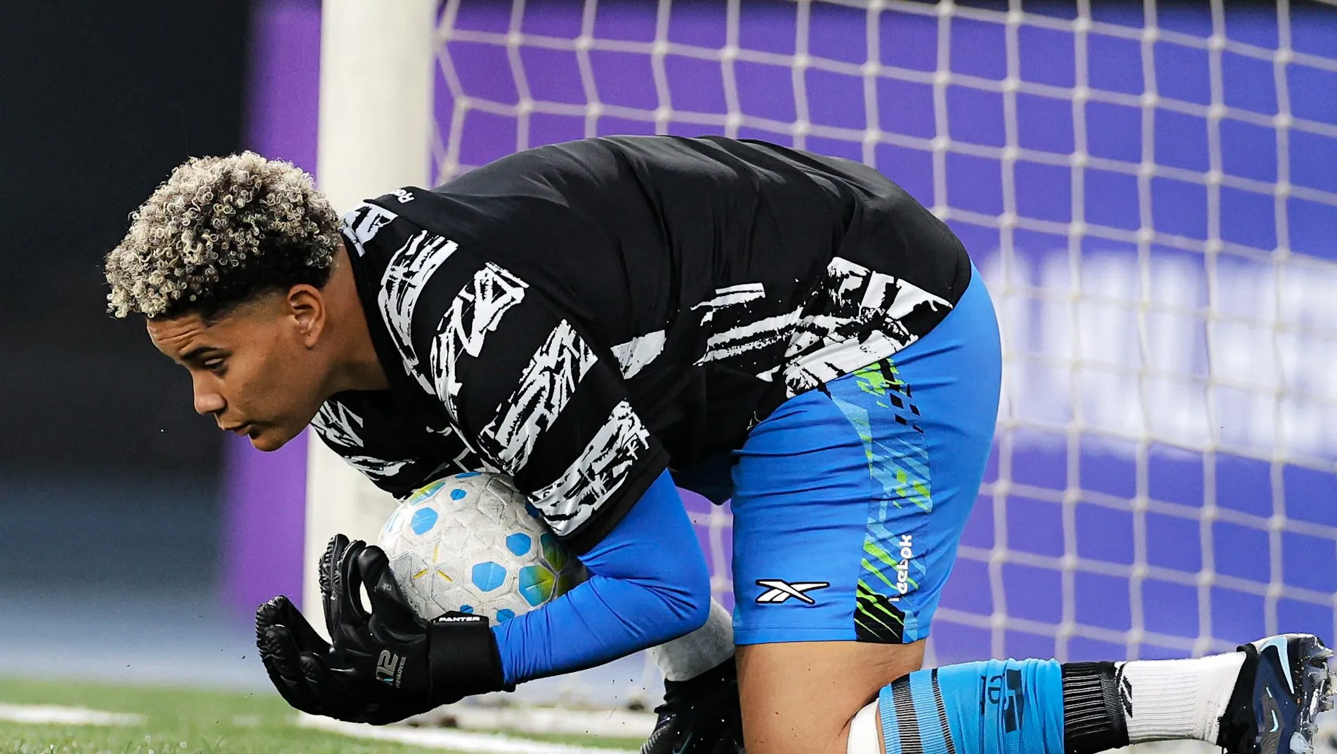Goleira Yasmin em treinamento pelo Botafogo
