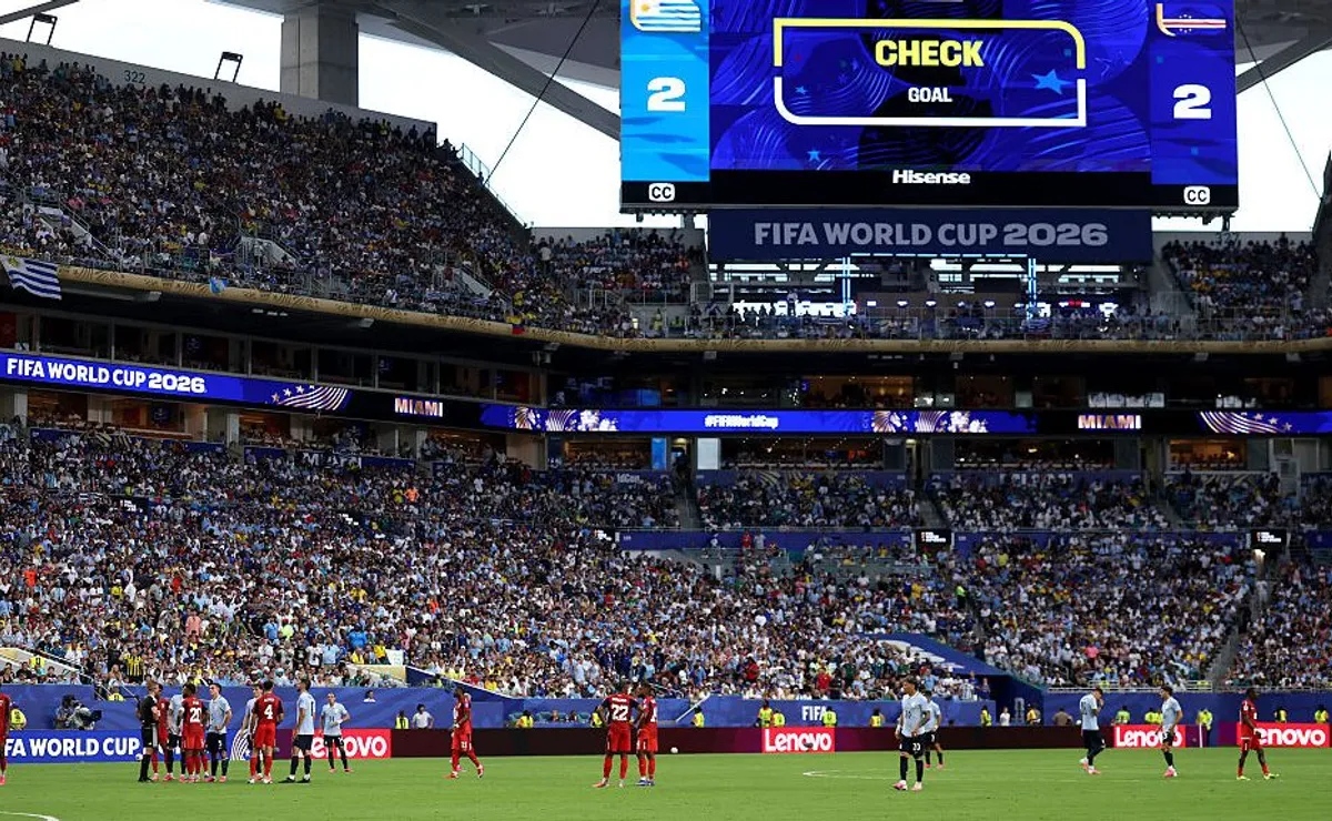 Argentino é retirado do Hard Rock Stadium por provocações à torcida uruguaia na Copa do Mundo