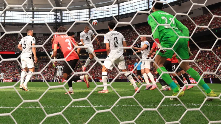 PC Oliveira aponta irregularidade no gol da Nova Zelândia diante do Egito. Foto: Alex Grimm/Getty Images.