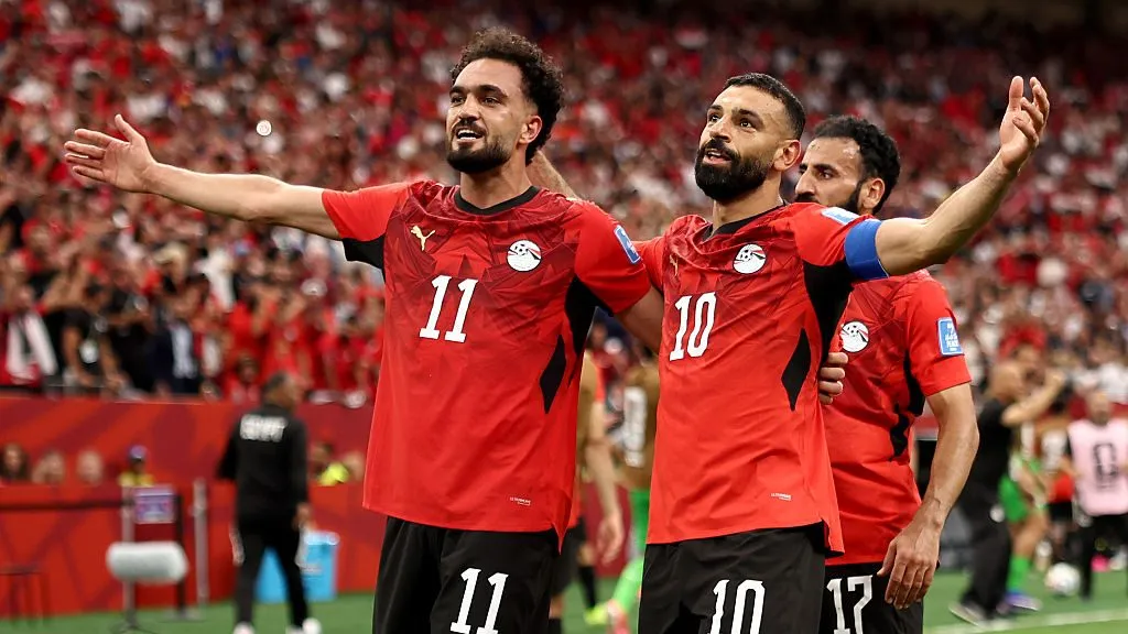 Ziko e Mohamed Salah comemoram o gol do Egito – (Photo by Fran Santiago/Getty Images)
