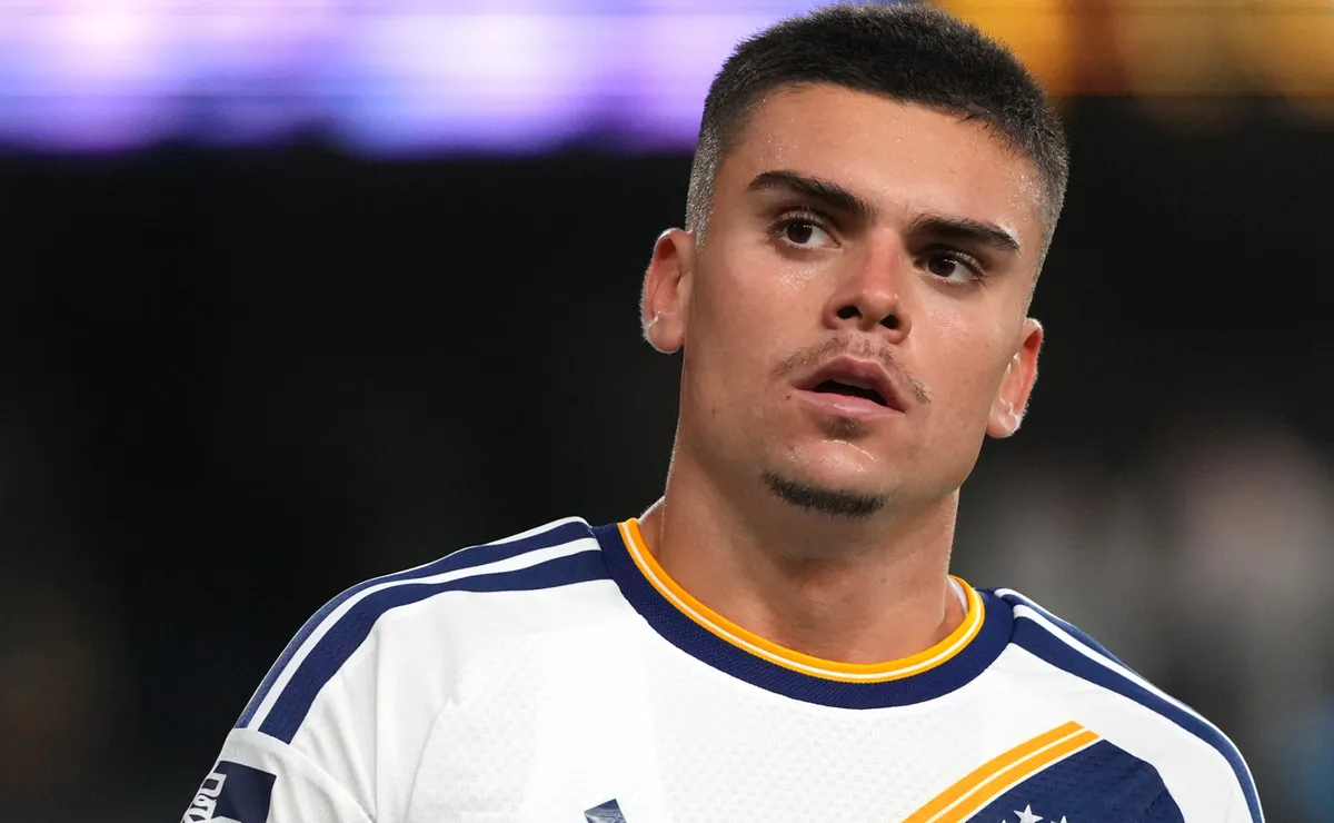 Alvo do Cruzeiro: Gabriel Pec supera Keny Arroyo em gols e assistências nesta temporada