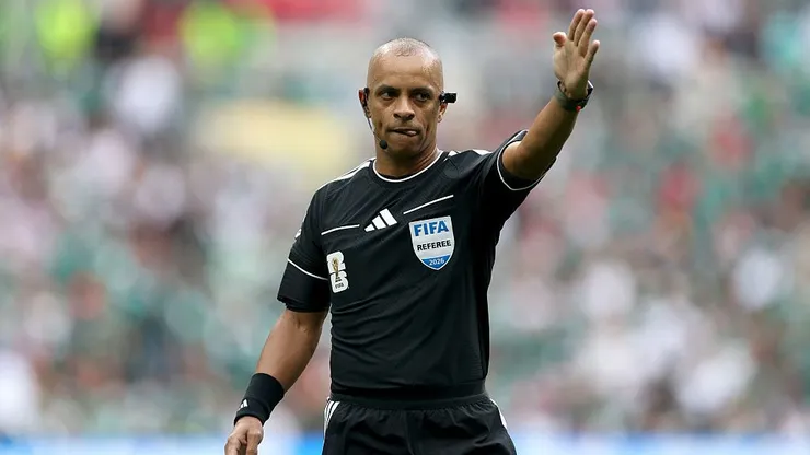 Árbitro Wilton Pereira Sampaio atuando no jogo de abertura da Copa 2026, México x África do Sul. Carl Recine/Getty Images