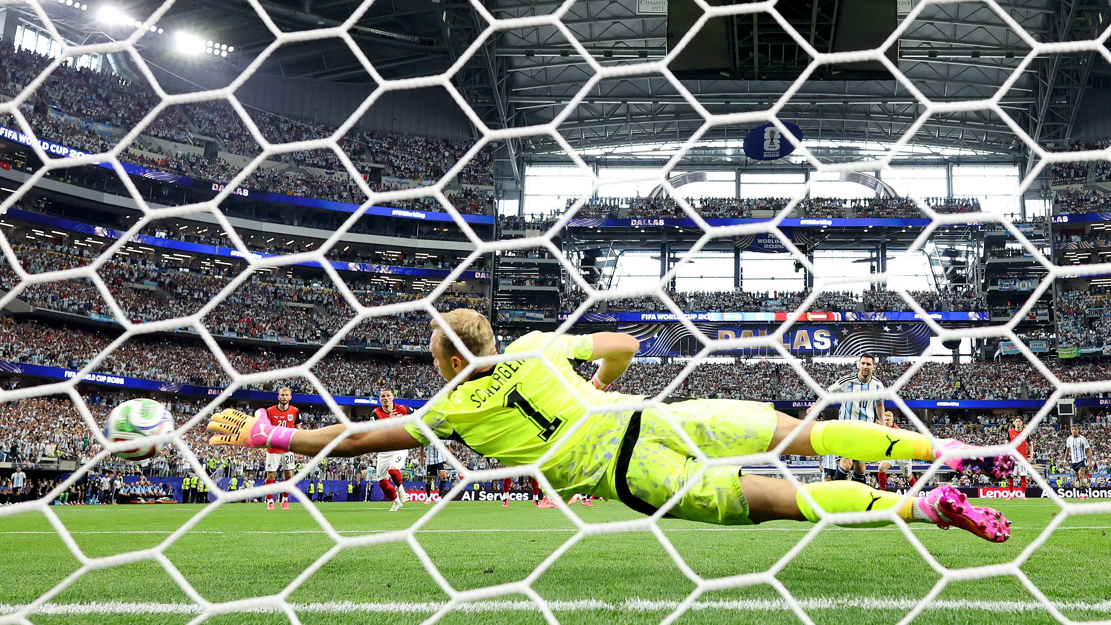 Schlager em pênalti de Messi. (Photo by Michael Steele/Getty Images)