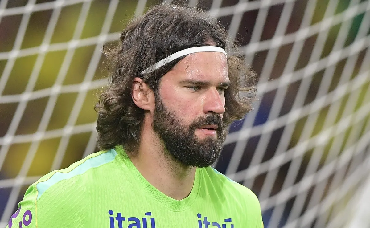 Alisson fica fora do treino da Seleção Brasileira nesta segunda-feira (22)