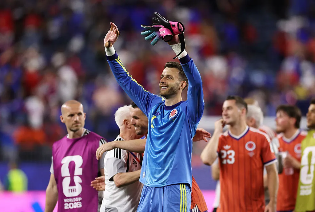 Angus Gunn, camisa 1 da Escócia, aplaude os torcedores após a vitória da equipe por 1 a 0 diante do Haiti. (Photo by Buda Mendes/Getty Images)