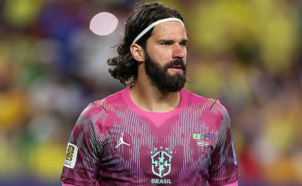 Alisson e Angus Gunn têm números parecidos, mas escocês leva vantagem antes de Brasil x Escócia