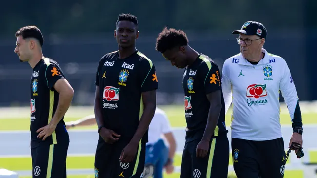 Foto: Rodolfo Buhrer/AGIF – Ancelotti dando instruções para os atletas da Seleção durante treino em Nova Jersey.