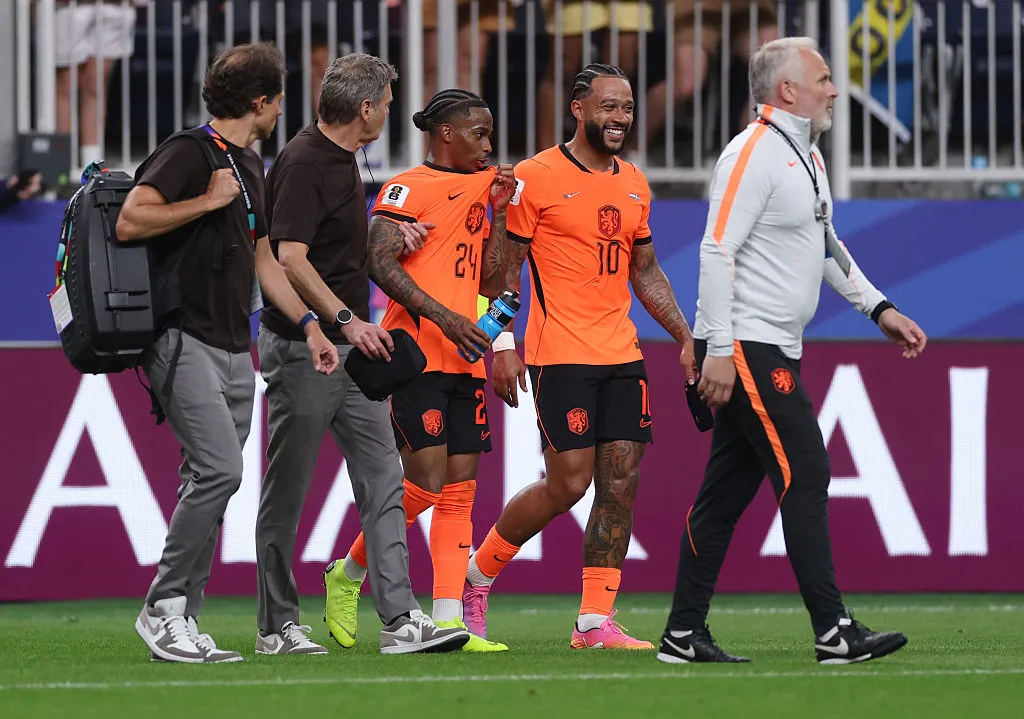 Crysencio Summerville, camisa 24, e Memphis Depay, camisa 10, da Holanda, comemoram a vitória da equipe por 5 a 1. (Photo by Lars Baron/Getty Images)