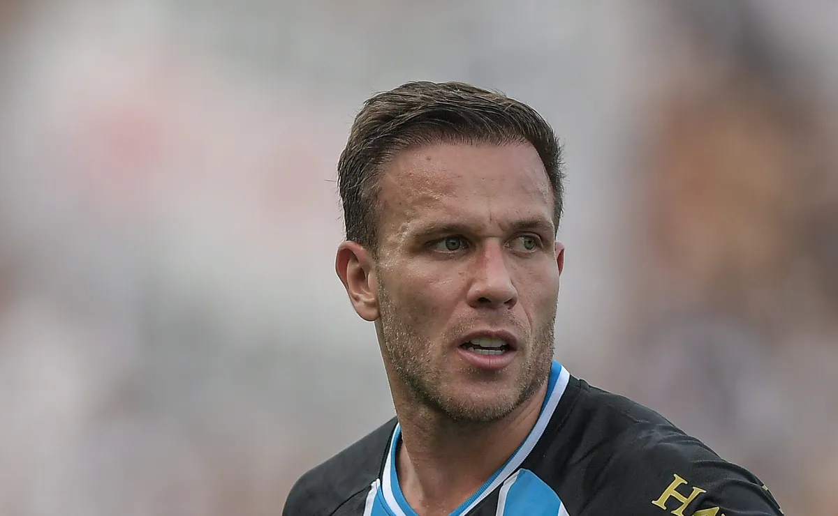 Palmeiras monitora Arthur, mas aguarda possível rescisão e exige redução no salário de R$ 2,5 milhões
