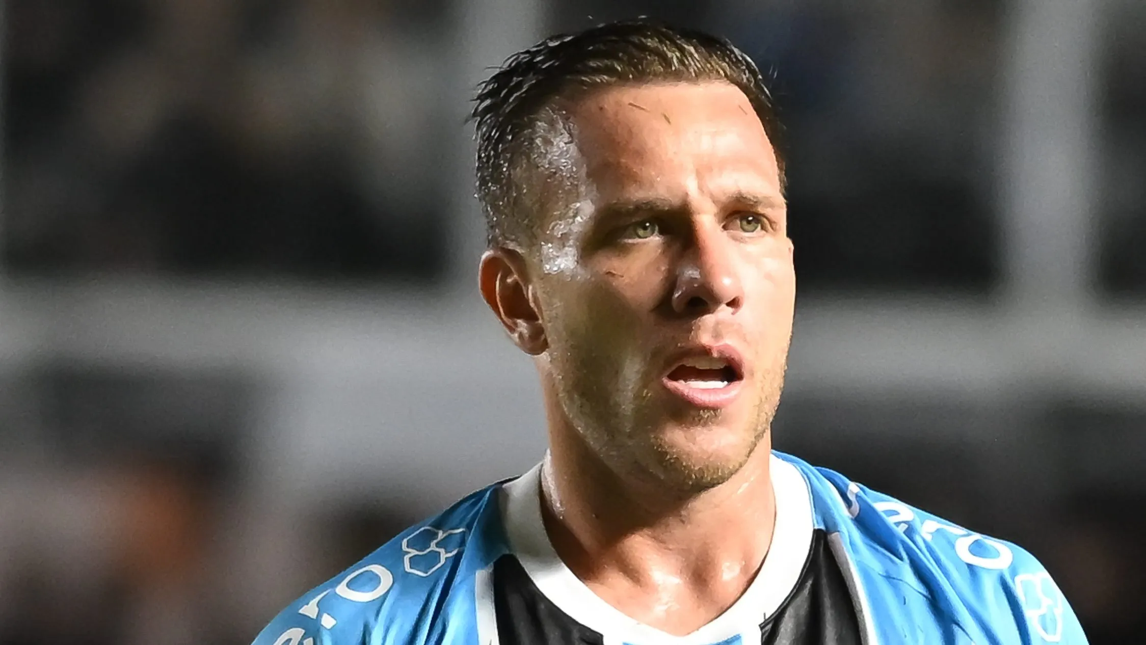 Foto: Jota Erre/AGIF – Arthur durante jogo pelo Grêmio contra o Santos na Vila.