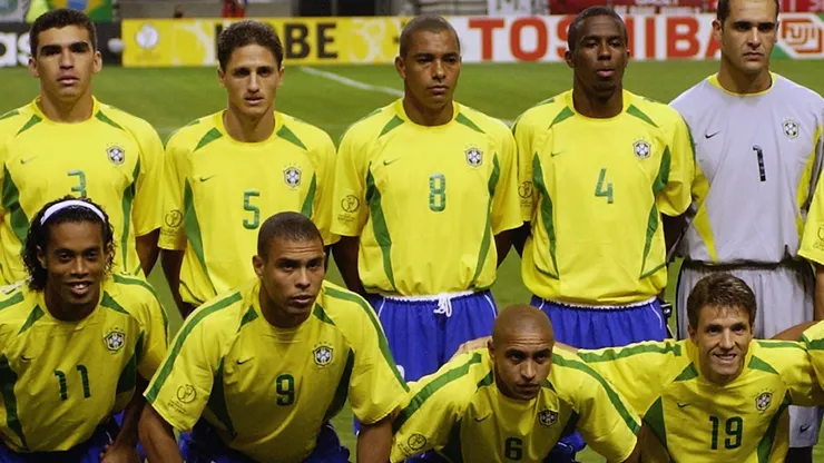 Camisa do penta de 2002 é icônica e polêmica ao mesmo tempo (Photo by Ross Kinnaird)