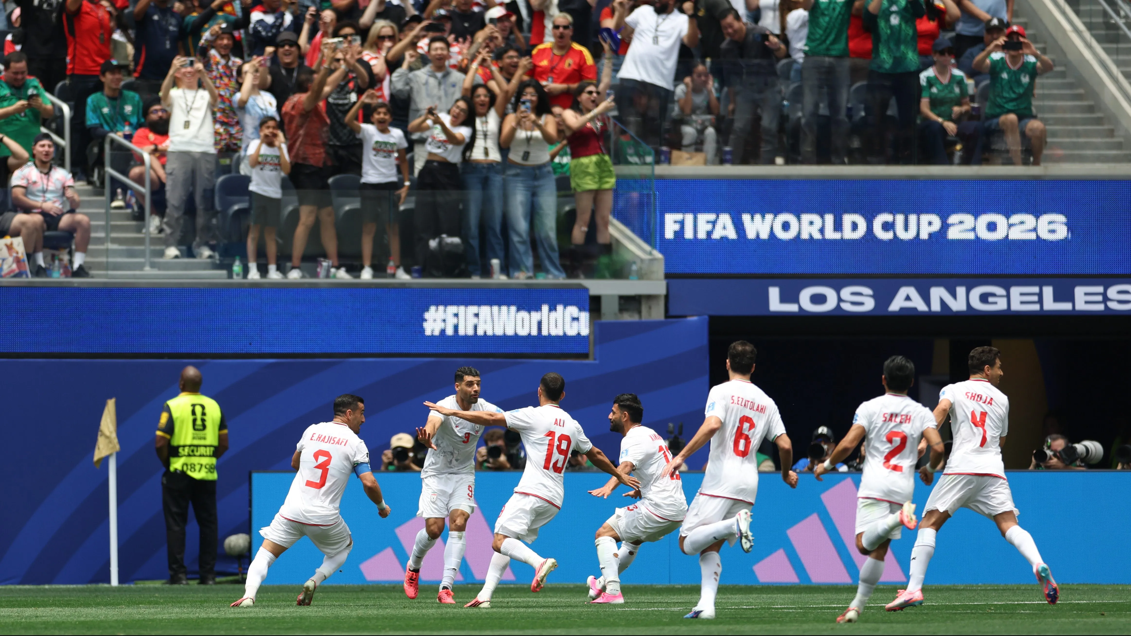 Irã marcou gol, mas foi anulado. (Photo by Harry How/Getty Images)