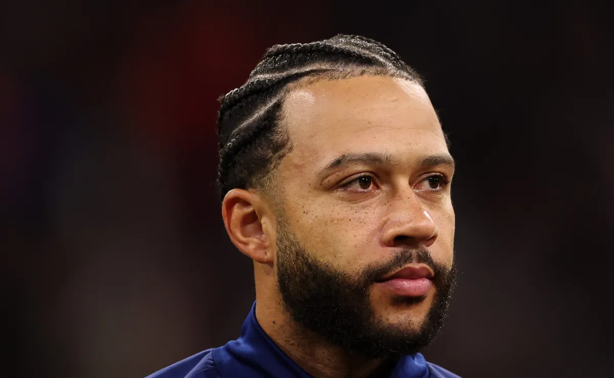 Memphis Depay não responde oferta do Corinthians e deixa definição do futuro após a Copa