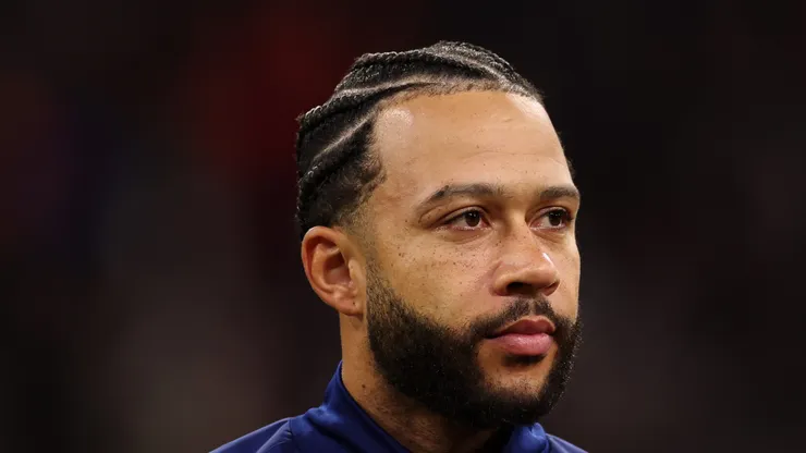 Depay em campo pela Holanda.