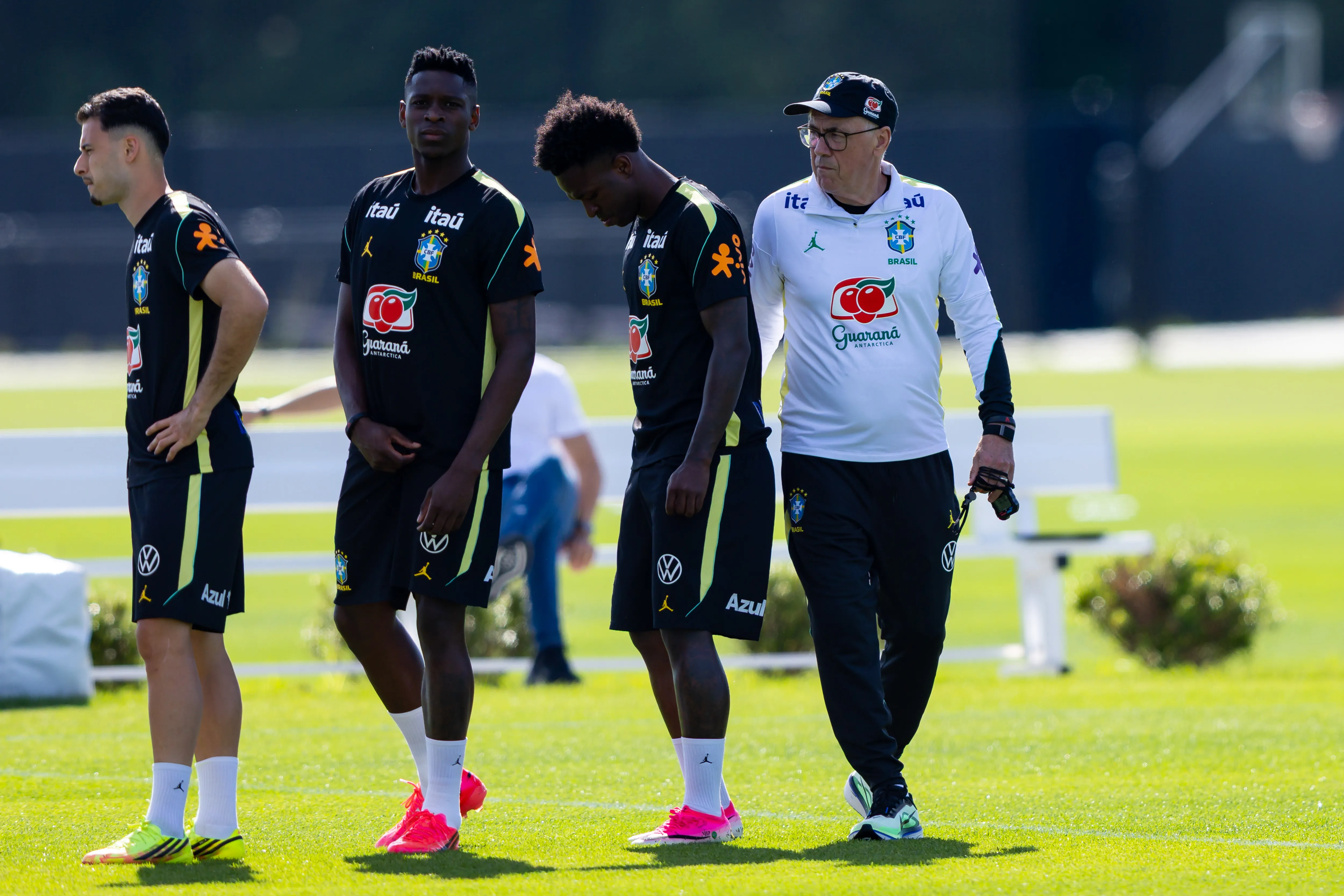 Martinelli, Vini e Luiz Henrique em treino. Foto: Rodolfo Buhrer/AGIF