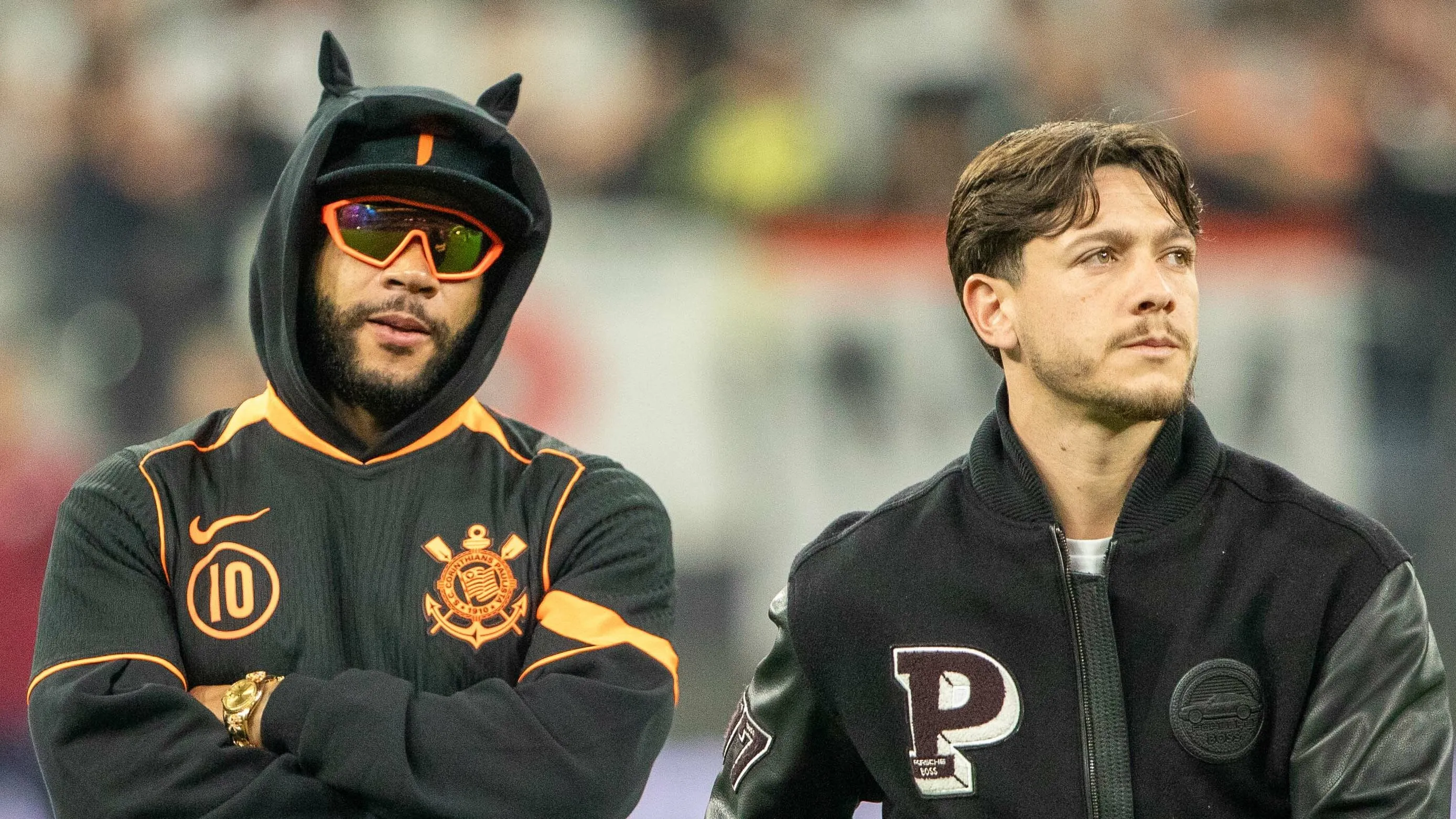 Foto: Joisel Amaral/AGIF – Depay ao lado de Garro antes de jogo do Corinthians na Neo Química Arena.