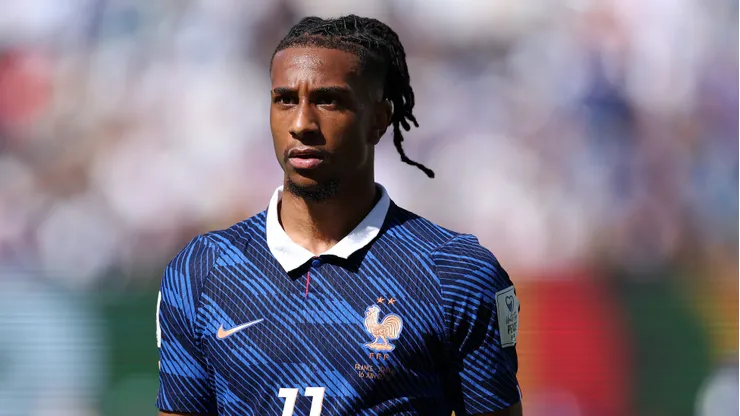 Olise é flagrado com frasco de snun no vestiário da França antes de jogo contra Iraque