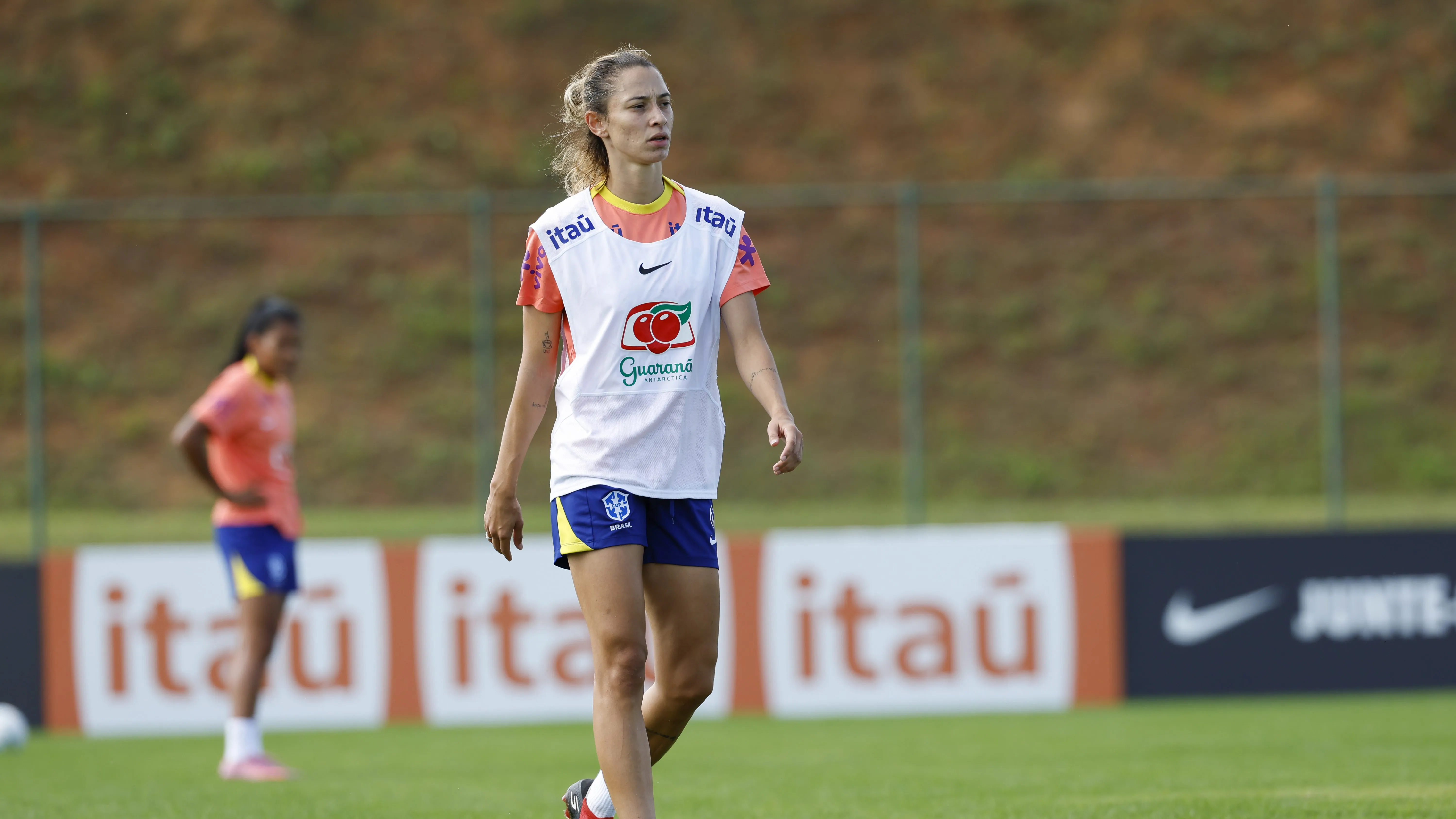 Serrana, meia do São Paulo, em treino da Seleção Feminina em Itu