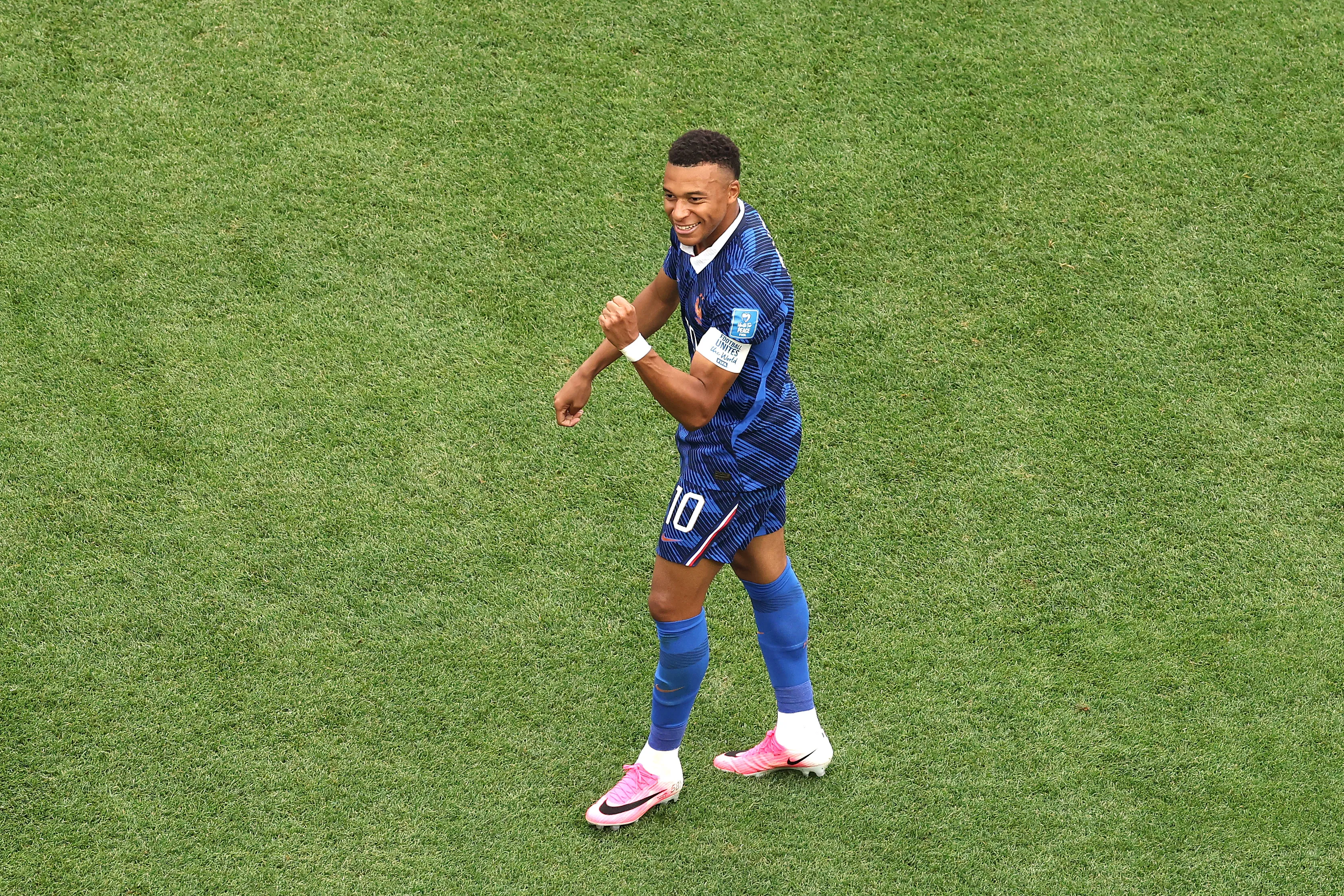 Mbappé comemora gol contra o Iraque. Foto: Darrian Traynor/Getty Images