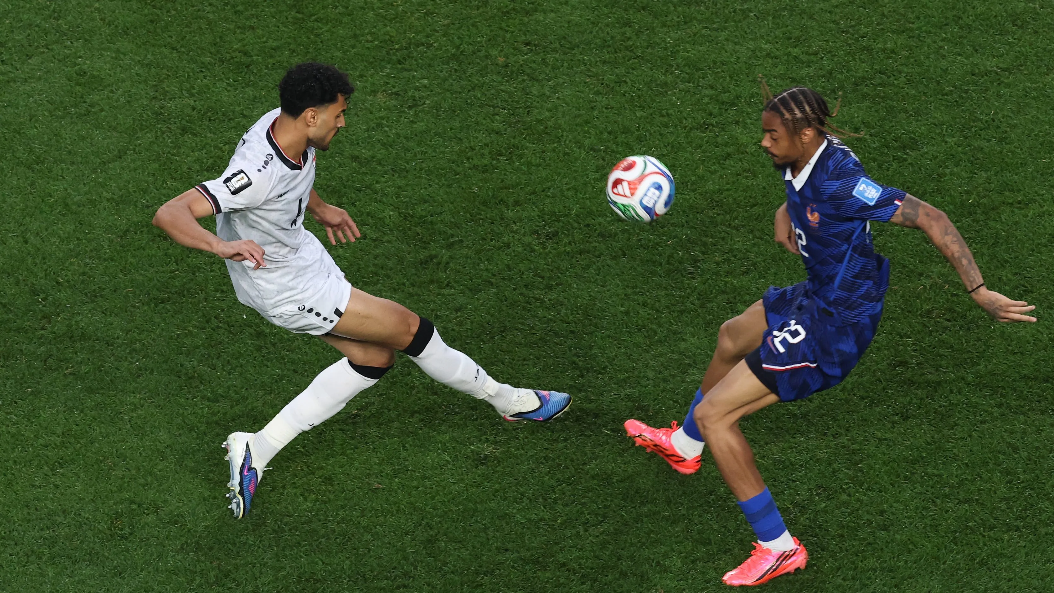 Foto: Darrian Traynor/Getty Images – Zaid Tahseen em disputa de bola com Barcola.