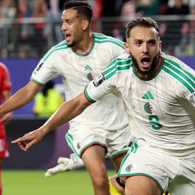 Argélia vira na bola parada e elimina Jordânia da Copa