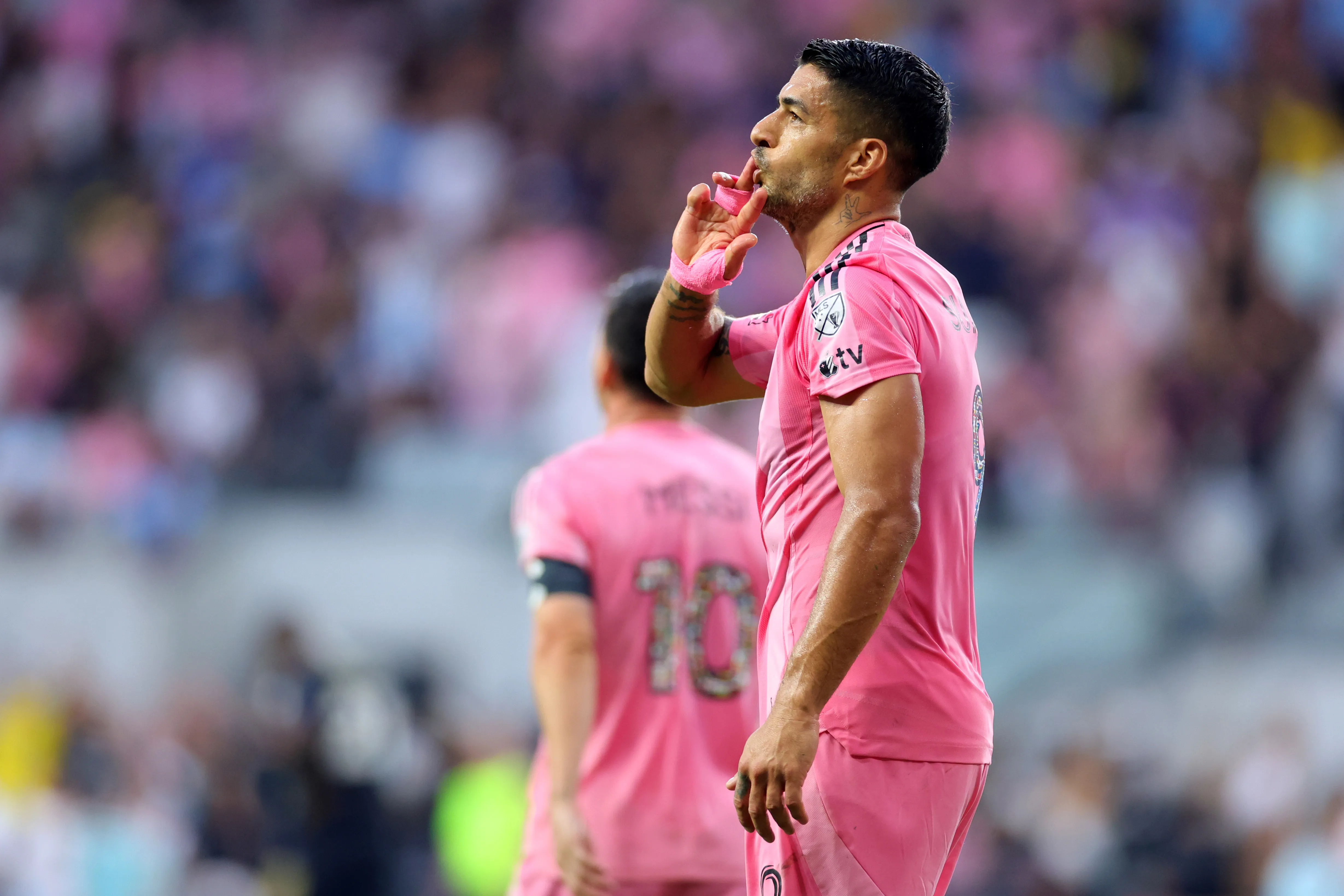 Atacante do Inter Miami, Suárez vê companheiros Messi e De Paul na Argentina. Foto: Megan Briggs/Getty Images.