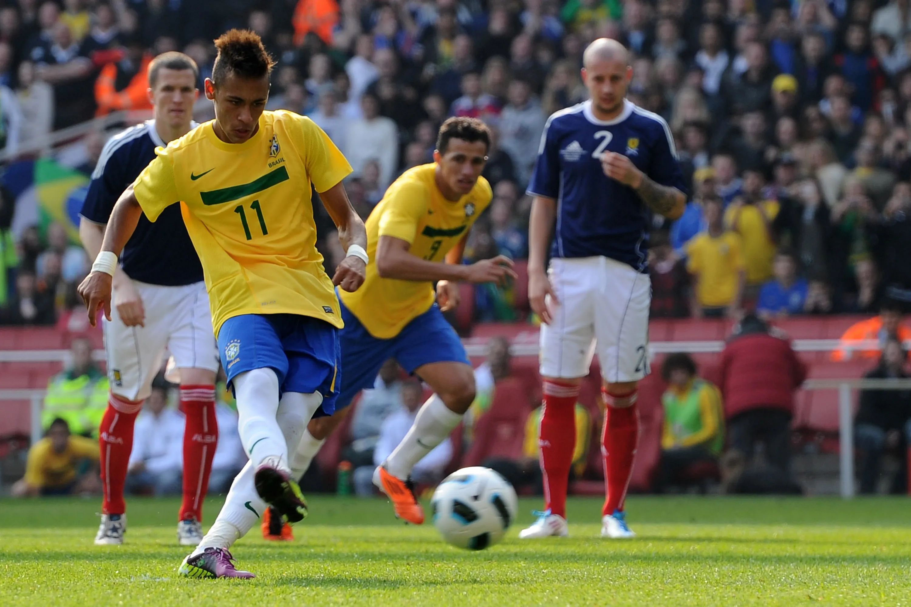 Neymar marcou dois gols no último duelo entre Brasil e Escócia. Foto: Mike Hewitt/Getty Images