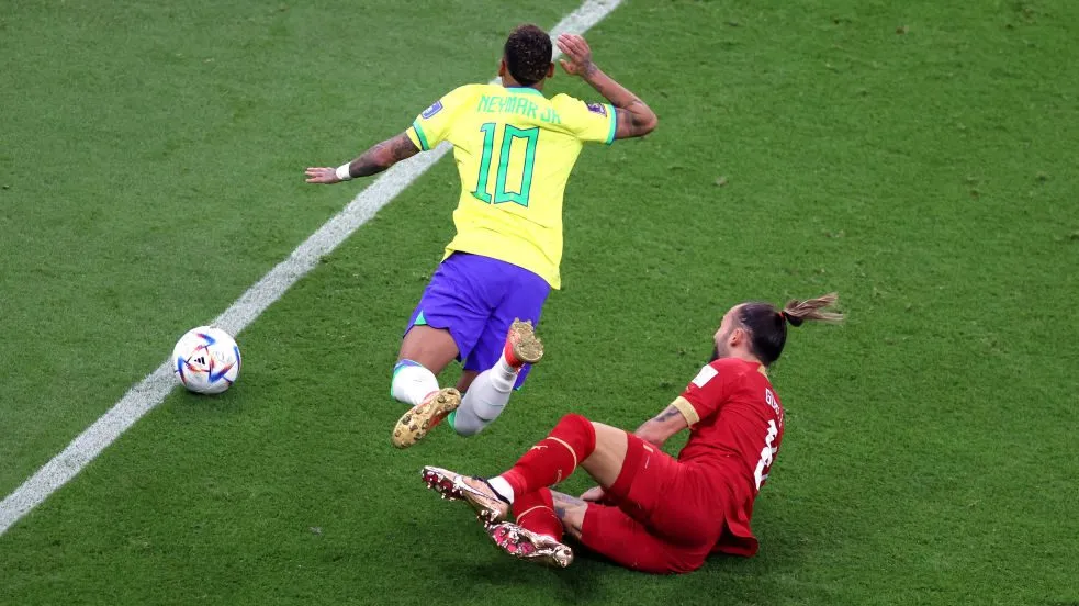 Neymar sofrendo falta. Foto: Michael Steele/Getty Images