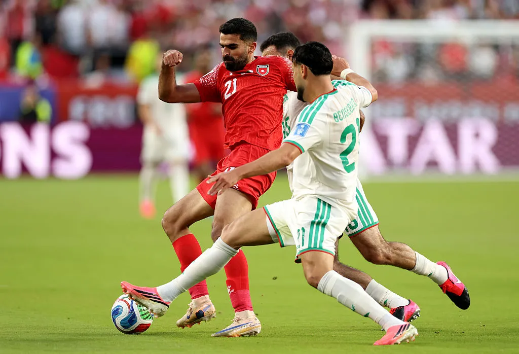 Ramy Bensebaini durante partida contra a Jordânia. Foto: Stu Forster/Getty Images