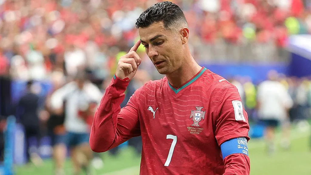 Cristiano Ronaldo entra em campo pressionado, para encarar o Uzbequistão – (Photo by Alex Slitz/Getty Images)
