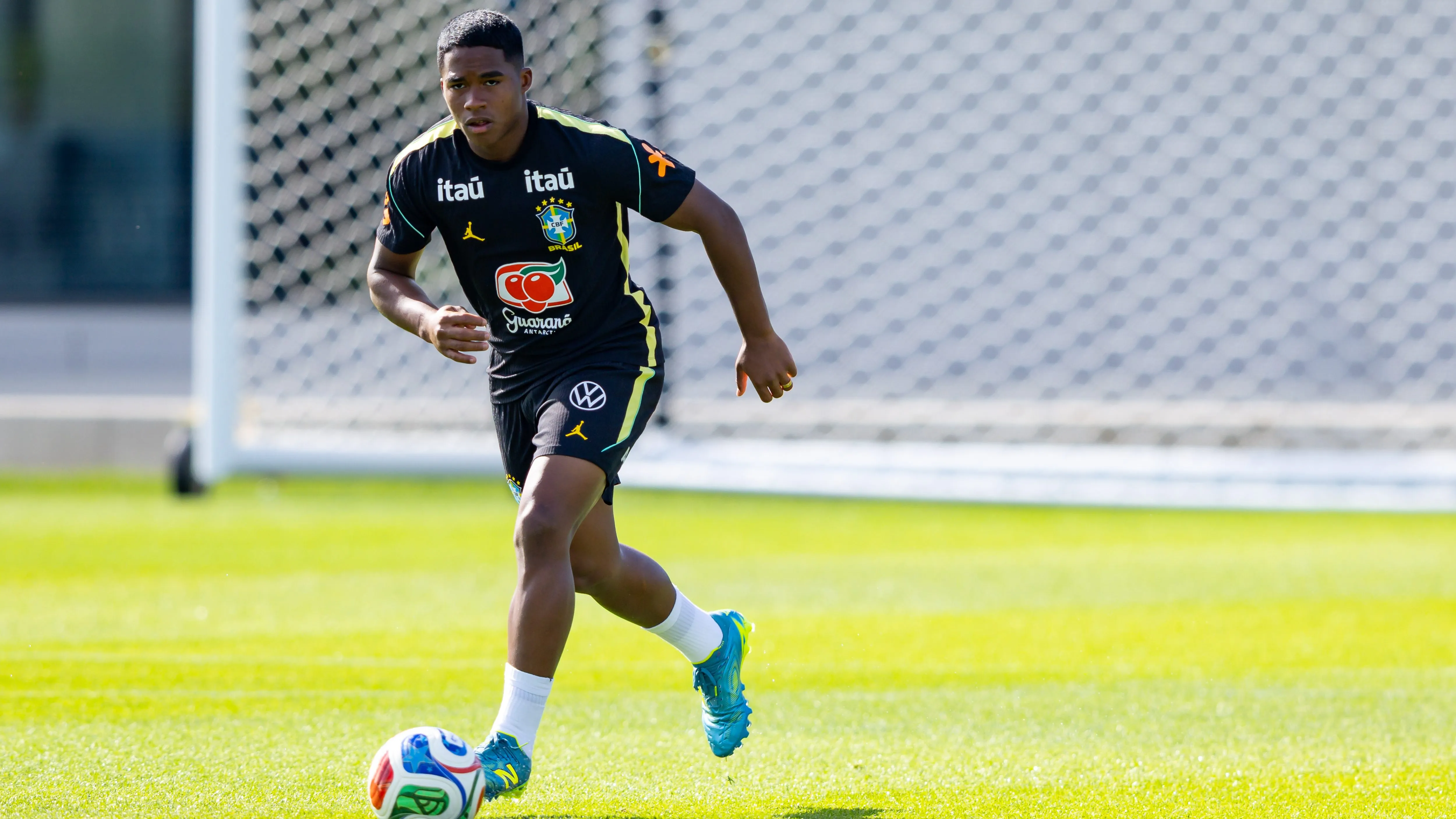 Endrick busca espaço na Seleção Brasileira - Foto: Rodolfo Buhrer/AGIF.