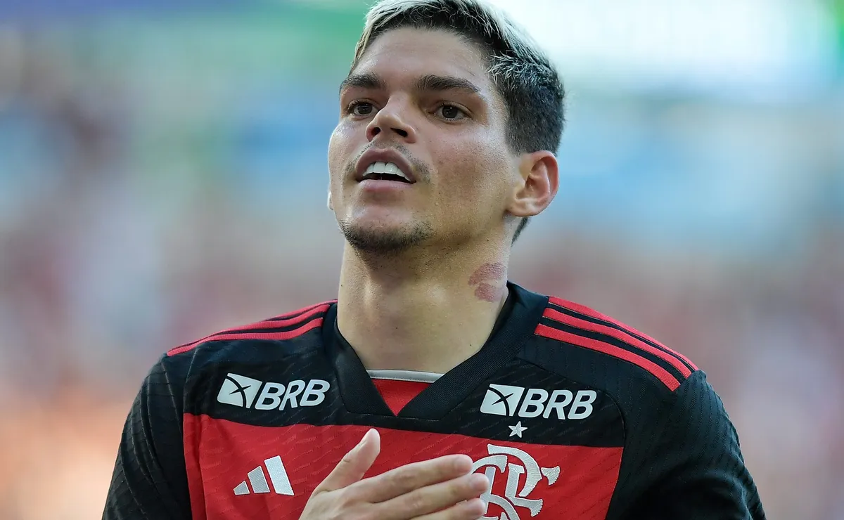 Fiorentina e Stade Rennais monitoram situação de Ayrton Lucas no Flamengo, diz jornalista