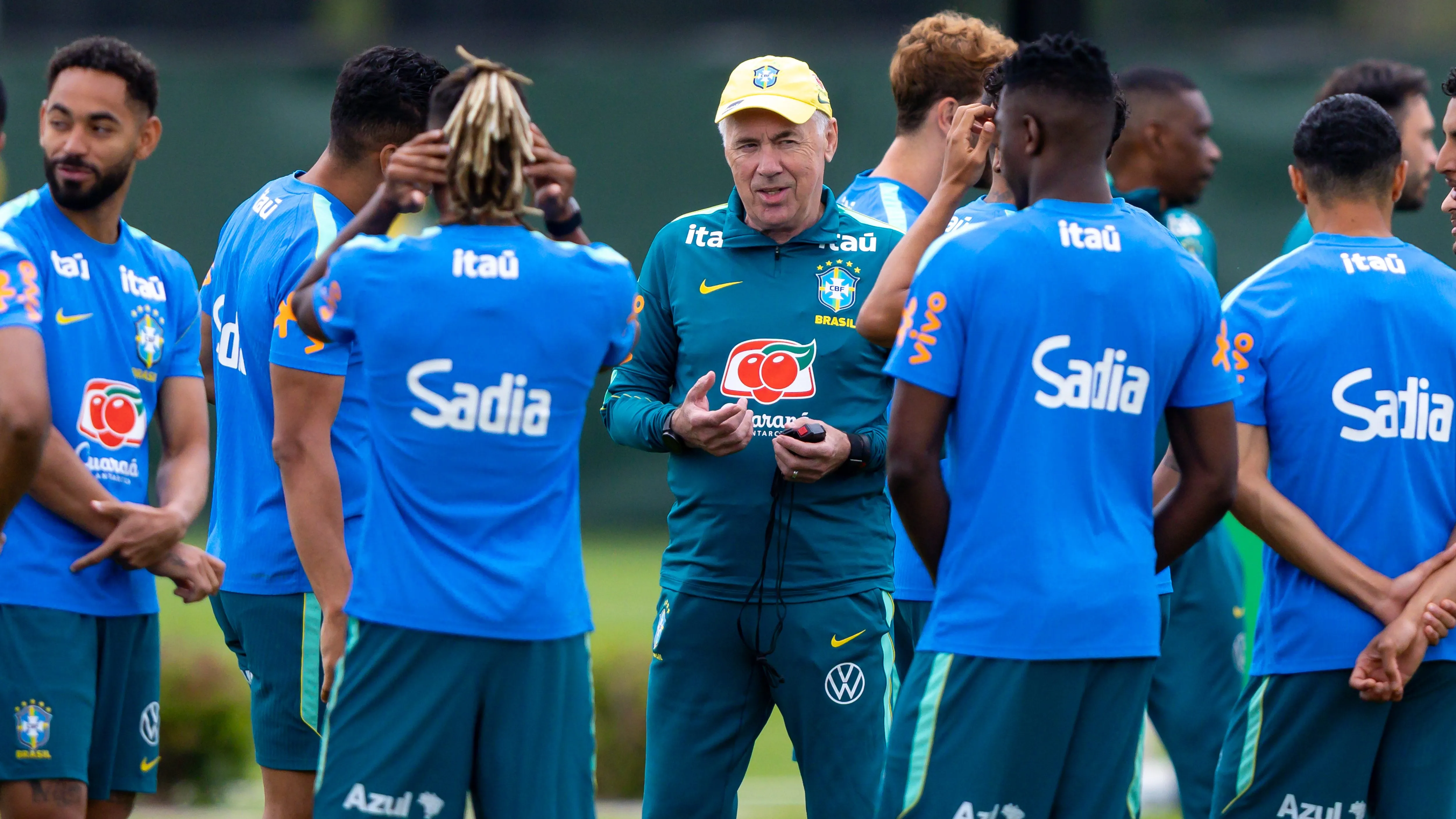 Carlo Ancelotti conversa com o elenco no treino no Centro de Treinamento CT Columbia Park. Foto: Rodolfo Buhrer/AGIF