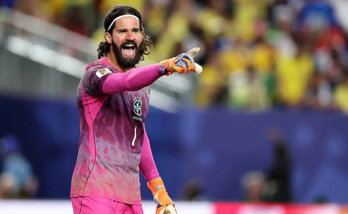 Alisson treina com a Seleção Brasileira após ausência e Neymar deve ser relacionado contra a Escócia