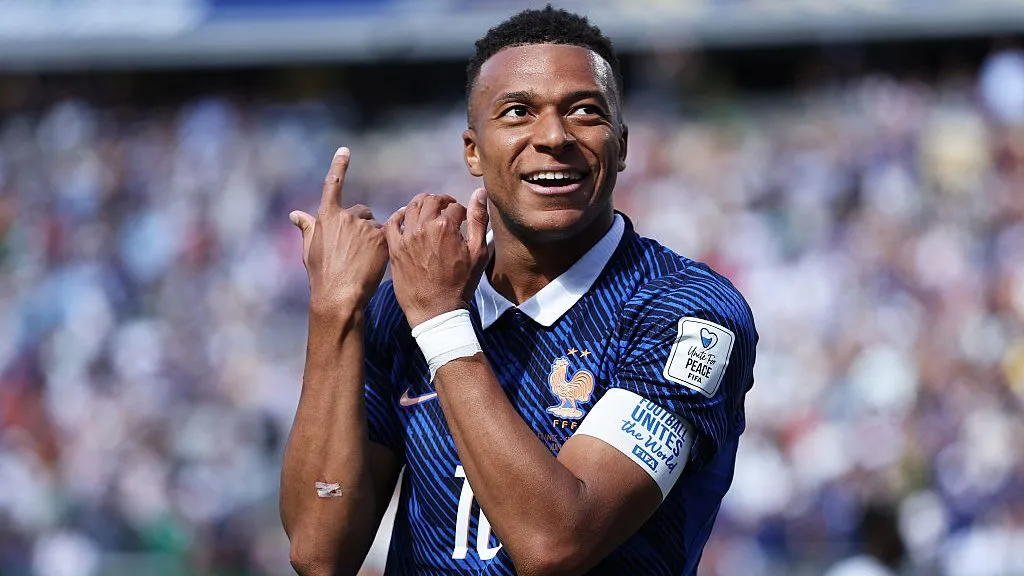 Mbappé está voando em grupo que vai cruzar com o Brasil – (Photo by Dan Mullan/Getty Images)