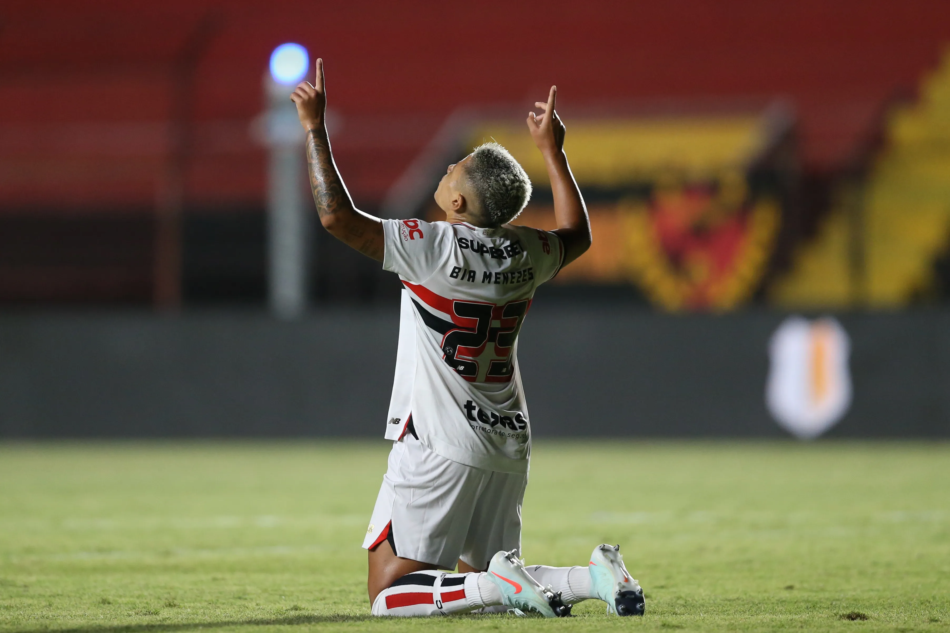 Bia Menezes com o São Paulo. Foto: Marlon Costa/AGIF