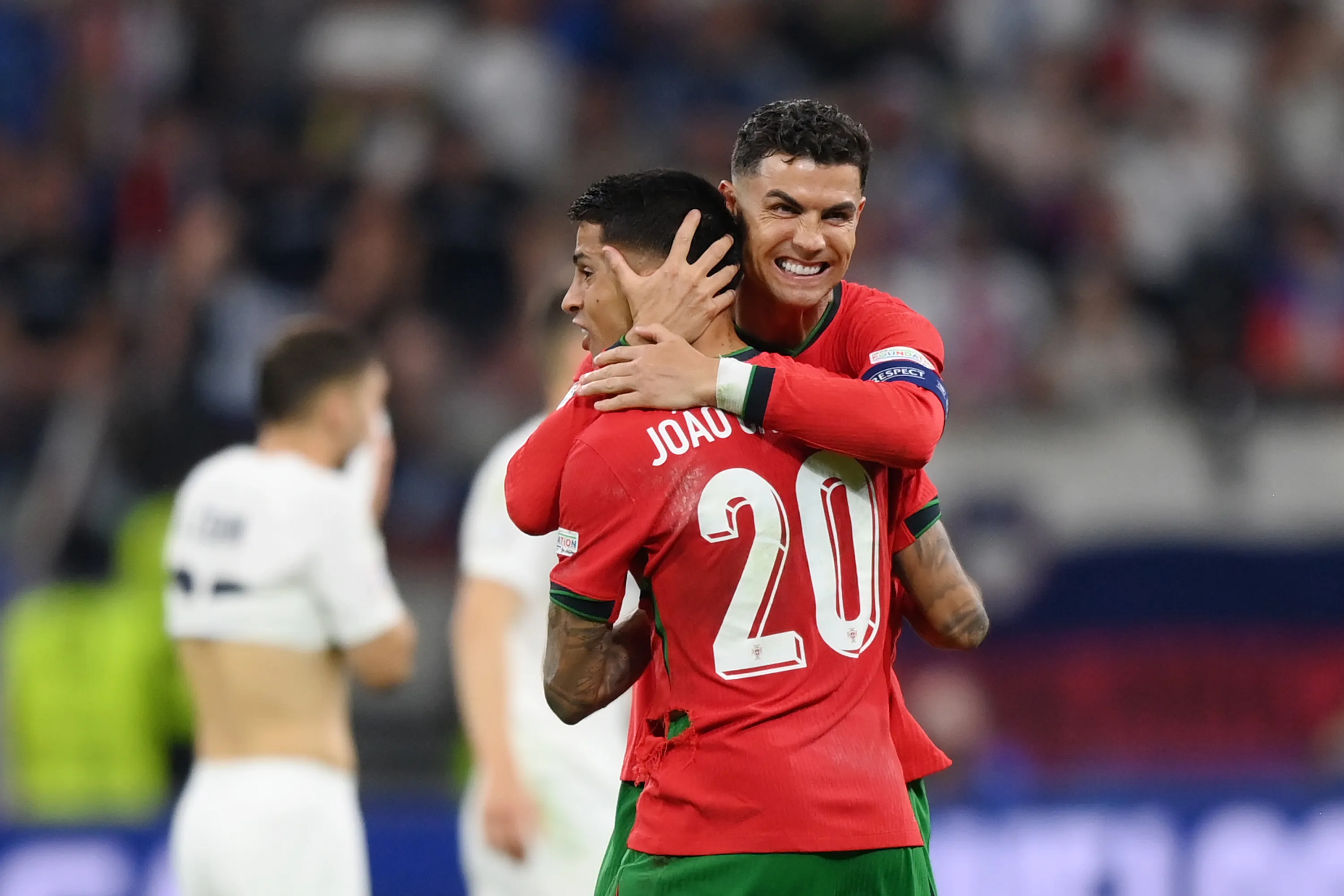 Cristiano Ronaldo comemora um dos gols contra Uzbequistão exatamente com João Cancelo – Foto: Justin Setterfield/Getty Images