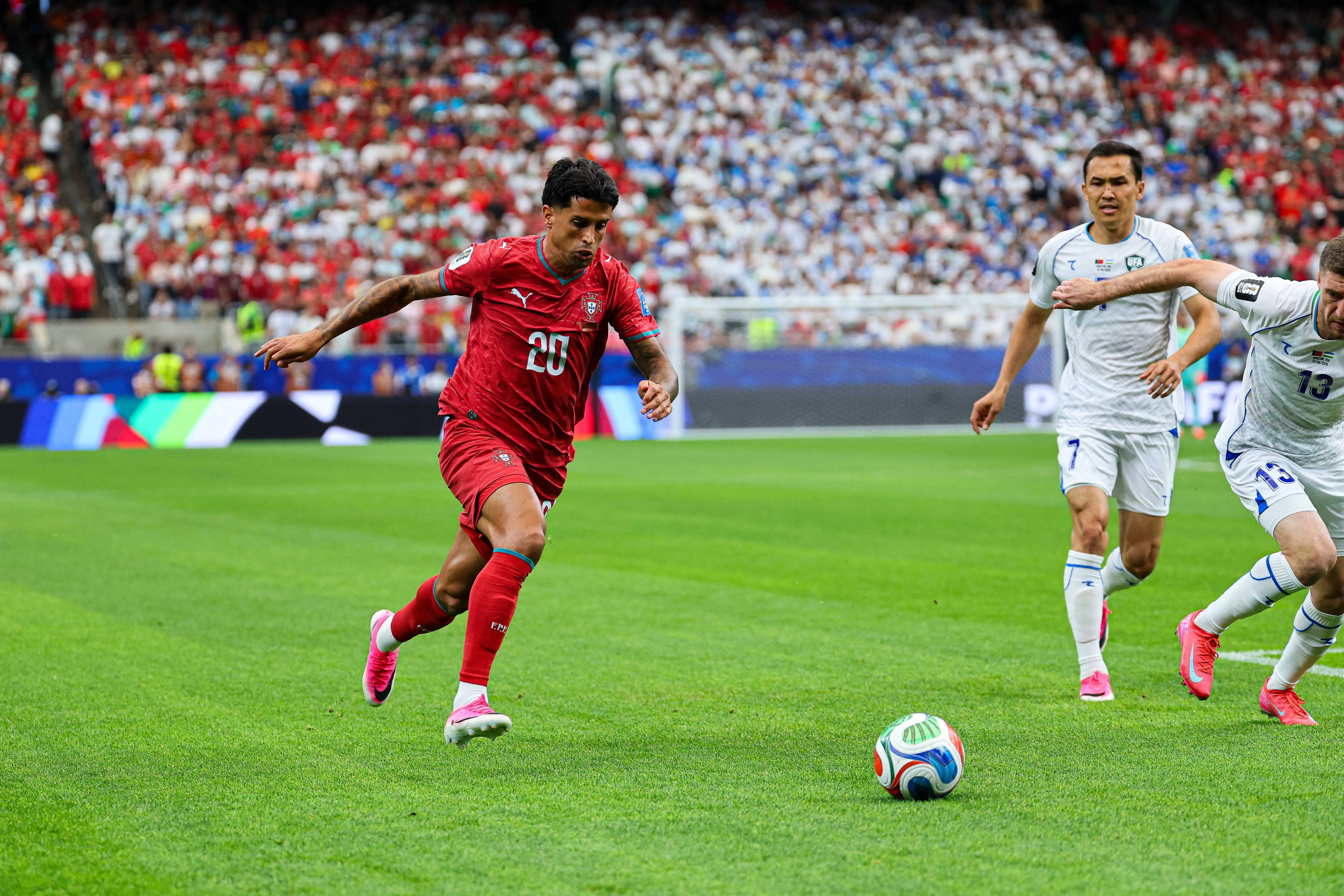 Camisa 20 de Portugal iniciou a jogada que originou o primeiro gol de CR7 na vitória desta terça-feira (23) em Houston – Foto: IMAGO / Newspix