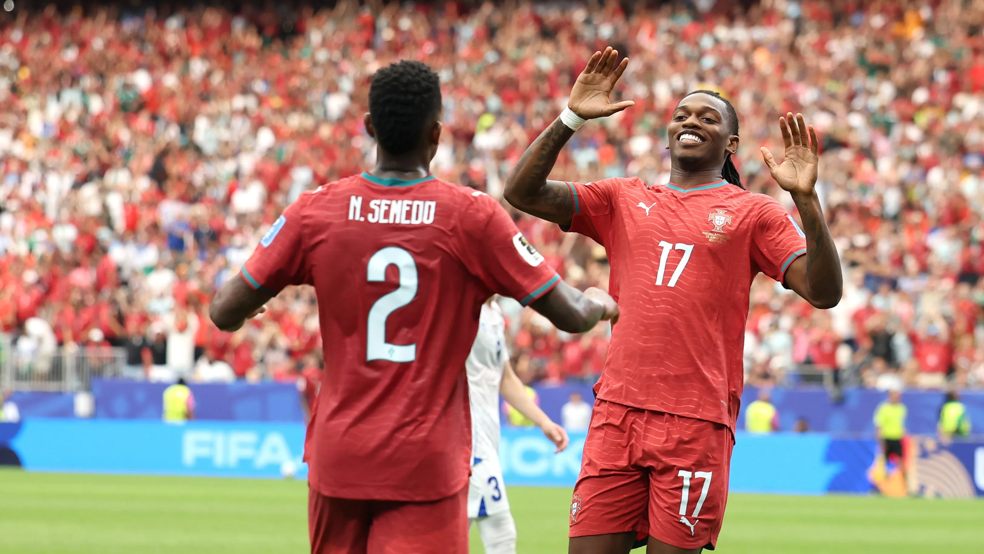 Foto: Charlotte Wilson/Getty Images – Leão vibrando com Semedo após gol marcado.