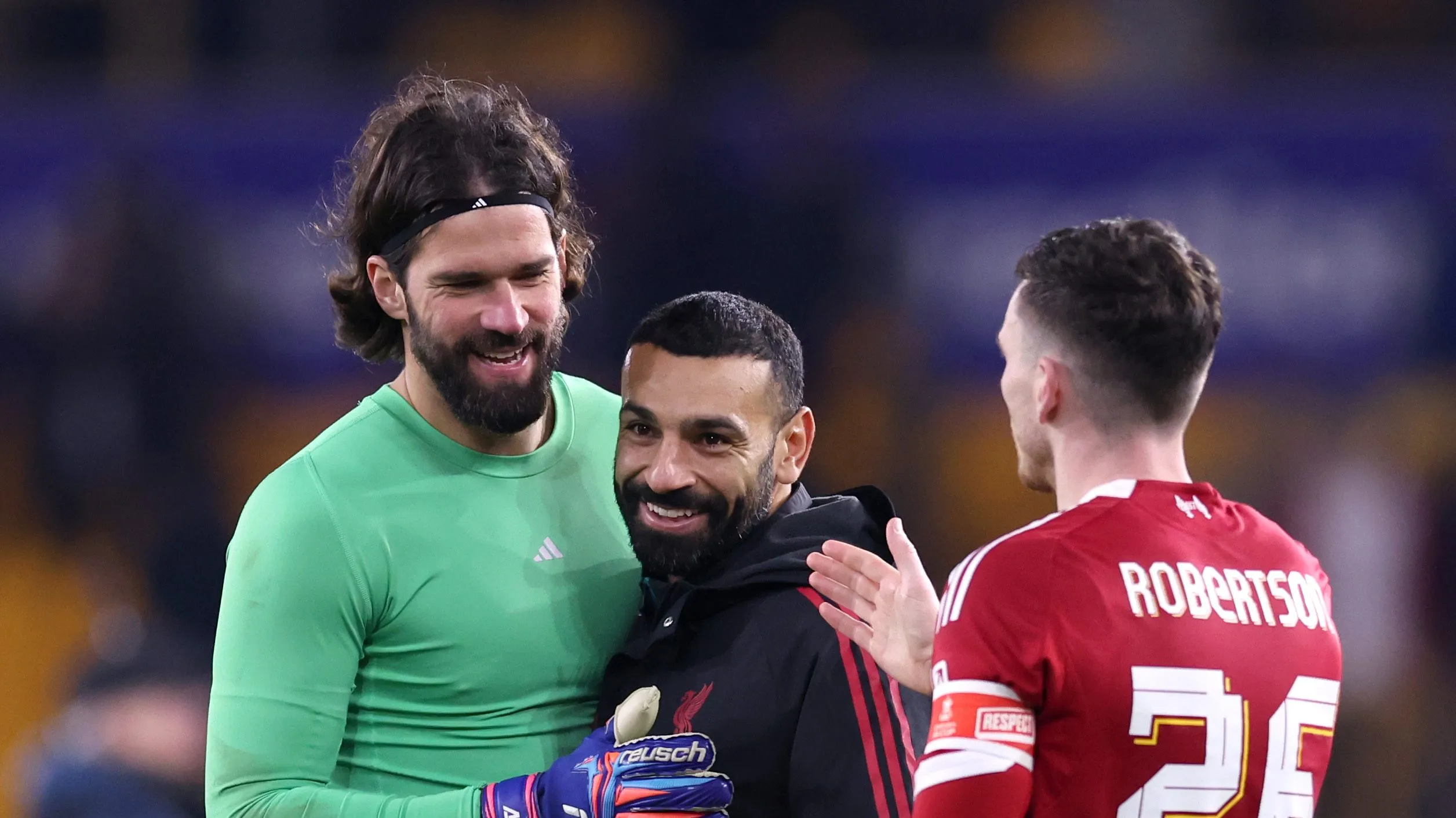 Foto: Alex Livesey/Getty Images – Alisson ao lado de Robertson após jogo pelo time inglês.