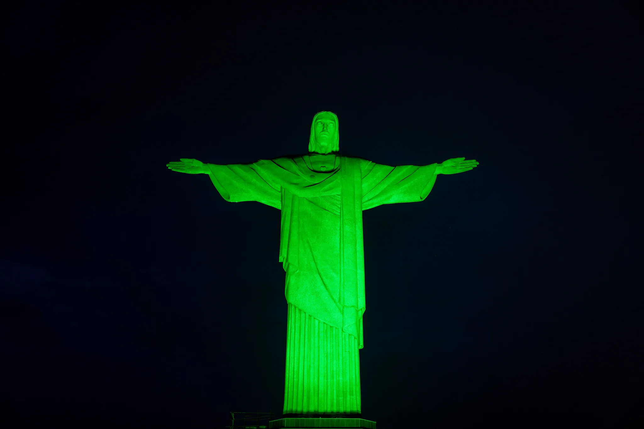 Cristo Redentor iluminado em verde. Foto: Julia Prado/MS