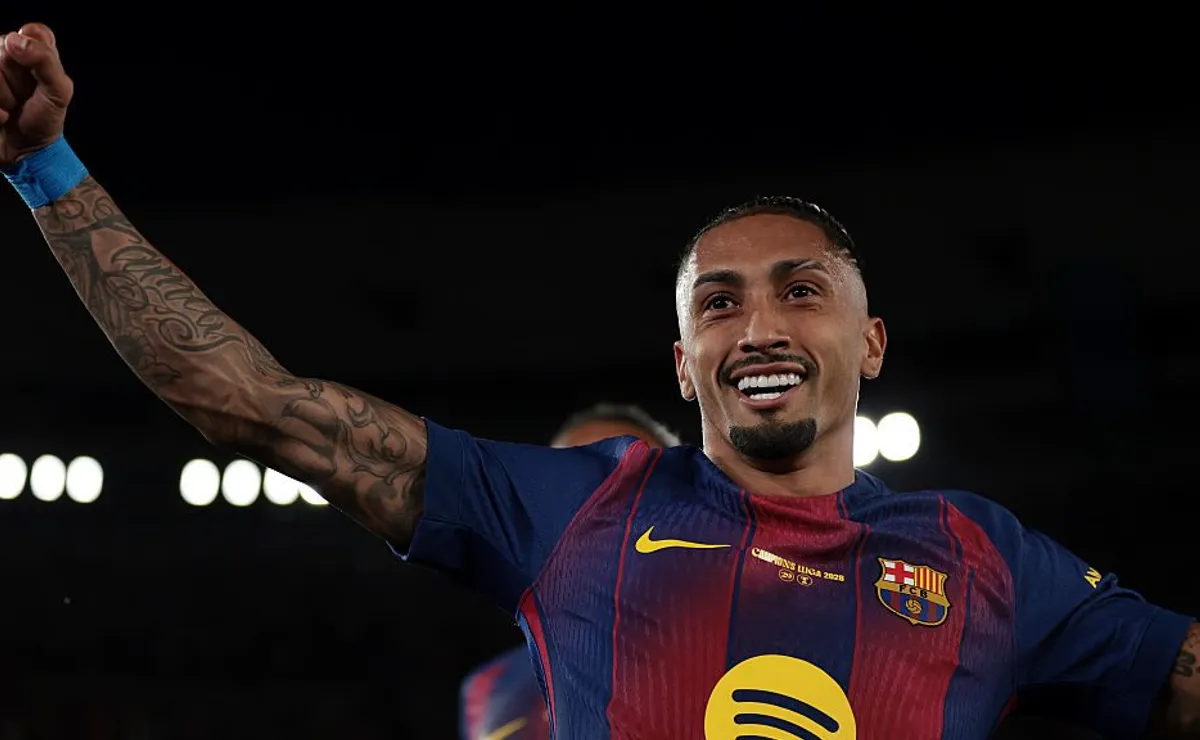 Raphinha vira alvo de Al Hilal e Al Nassr, mas segue com contrato até 2028 no Barcelona