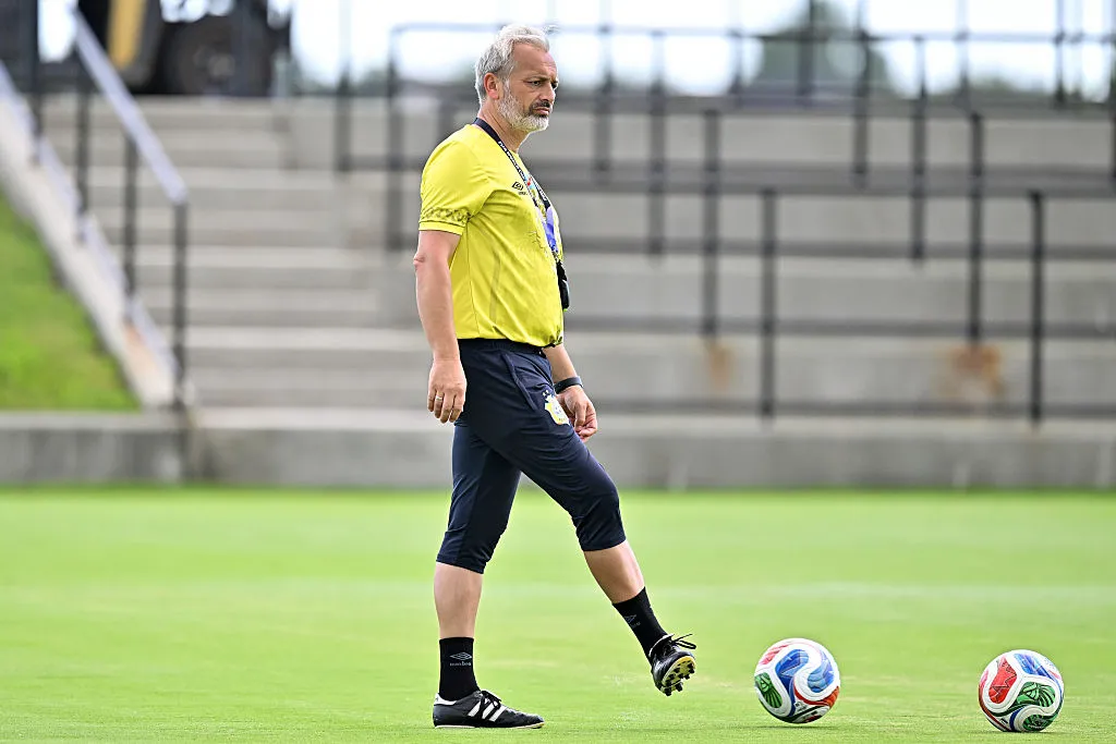 Sébastien Desabre, técnico da República Democrática do Congo, durante o treino da equipe para a Copa do Mundo. (Photo by Maria Lysaker/Getty Images)