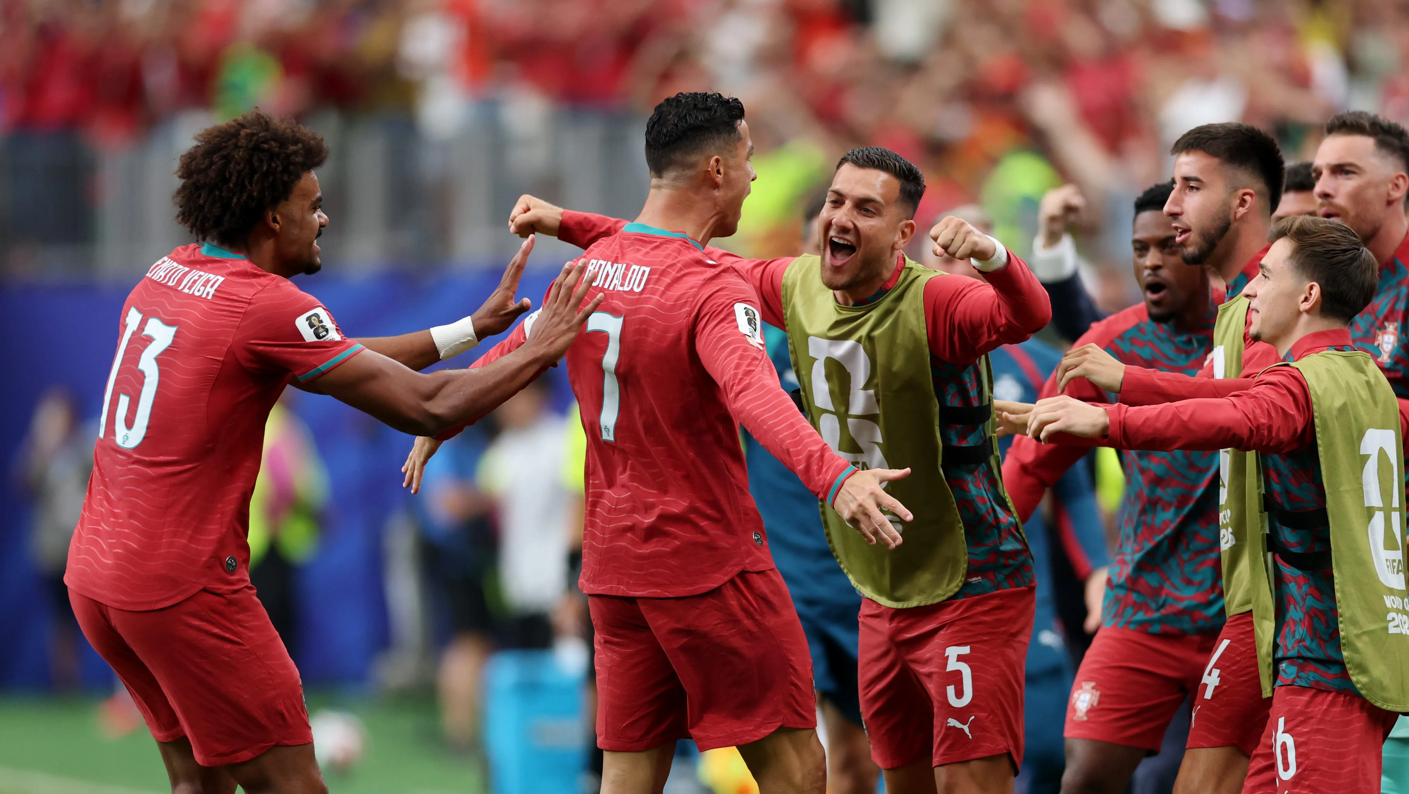 Foto: Michael Steele/Getty Images – Cristiano Ronaldo comemorando gol de Portugal com os seus companheiros.