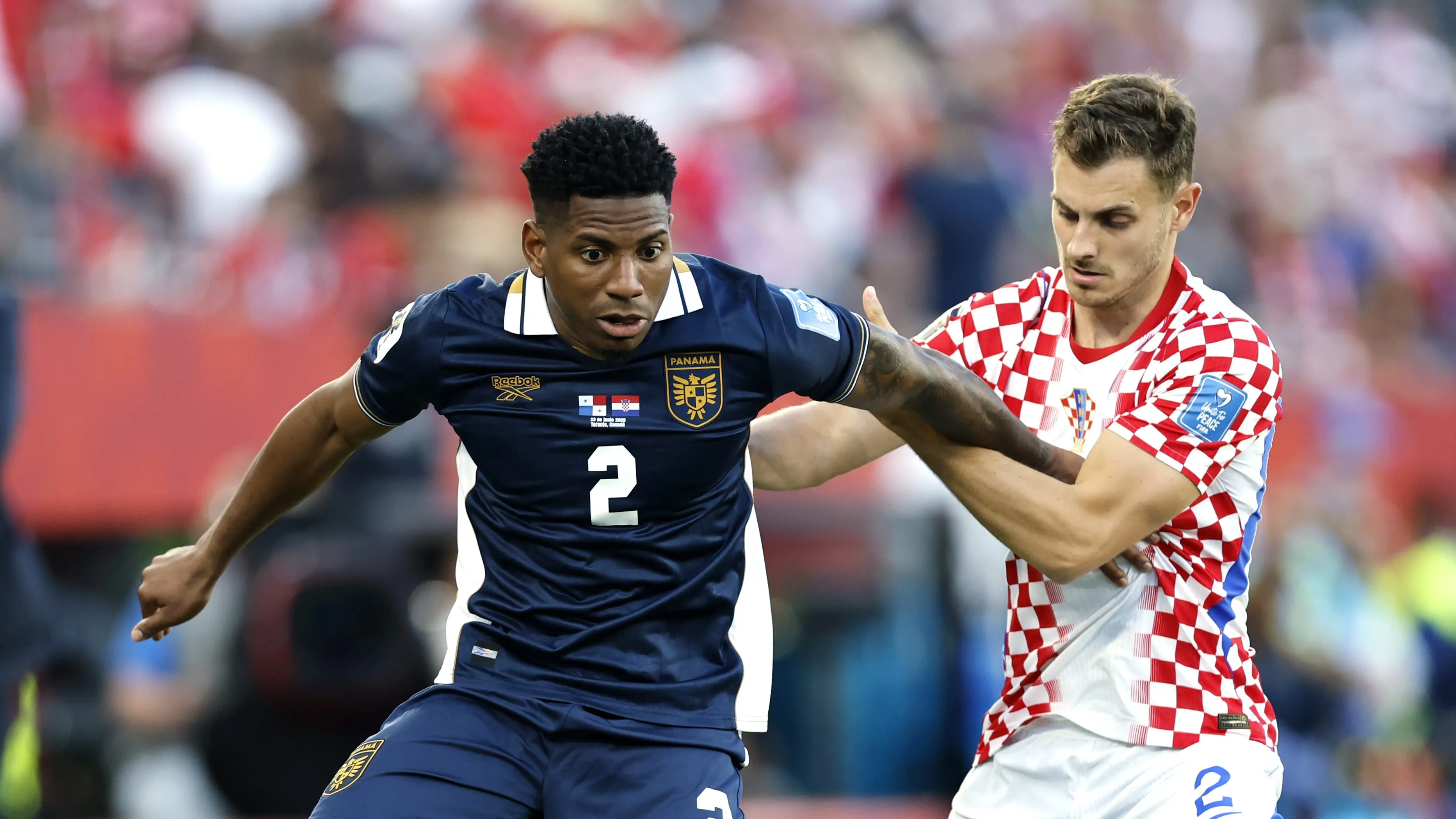 Foto: Michael Reaves/Getty Images – Josep Stanisic em disputa de bola com Cesar Blackman, jogador do Panamá.