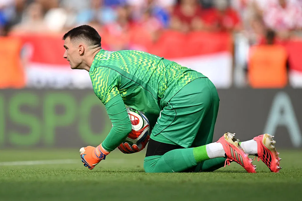 Dominik Livakovic, da Croácia, segura a bola da partida durante o amistoso internacional entre Croácia e Bélgica. (Photo by Jurij Kodrun/Getty Images)