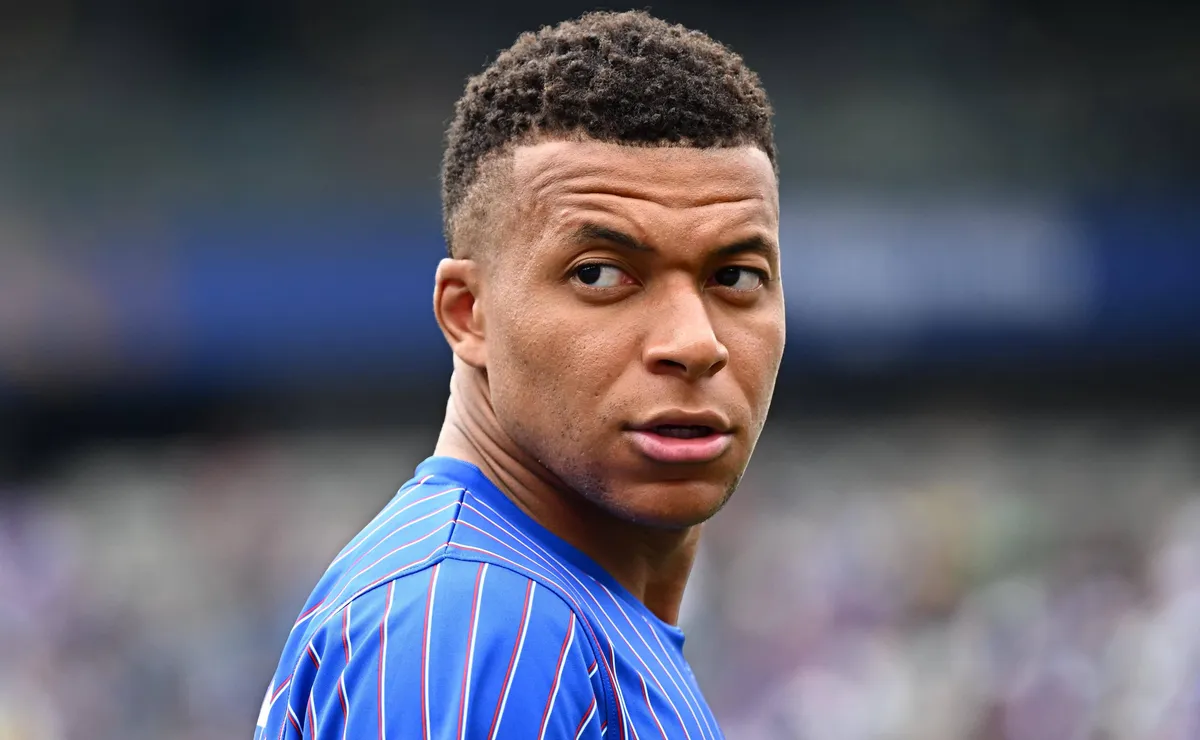 Mbappé se solidariza com Deschamps após falecimento de sua mãe durante a Copa do Mundo